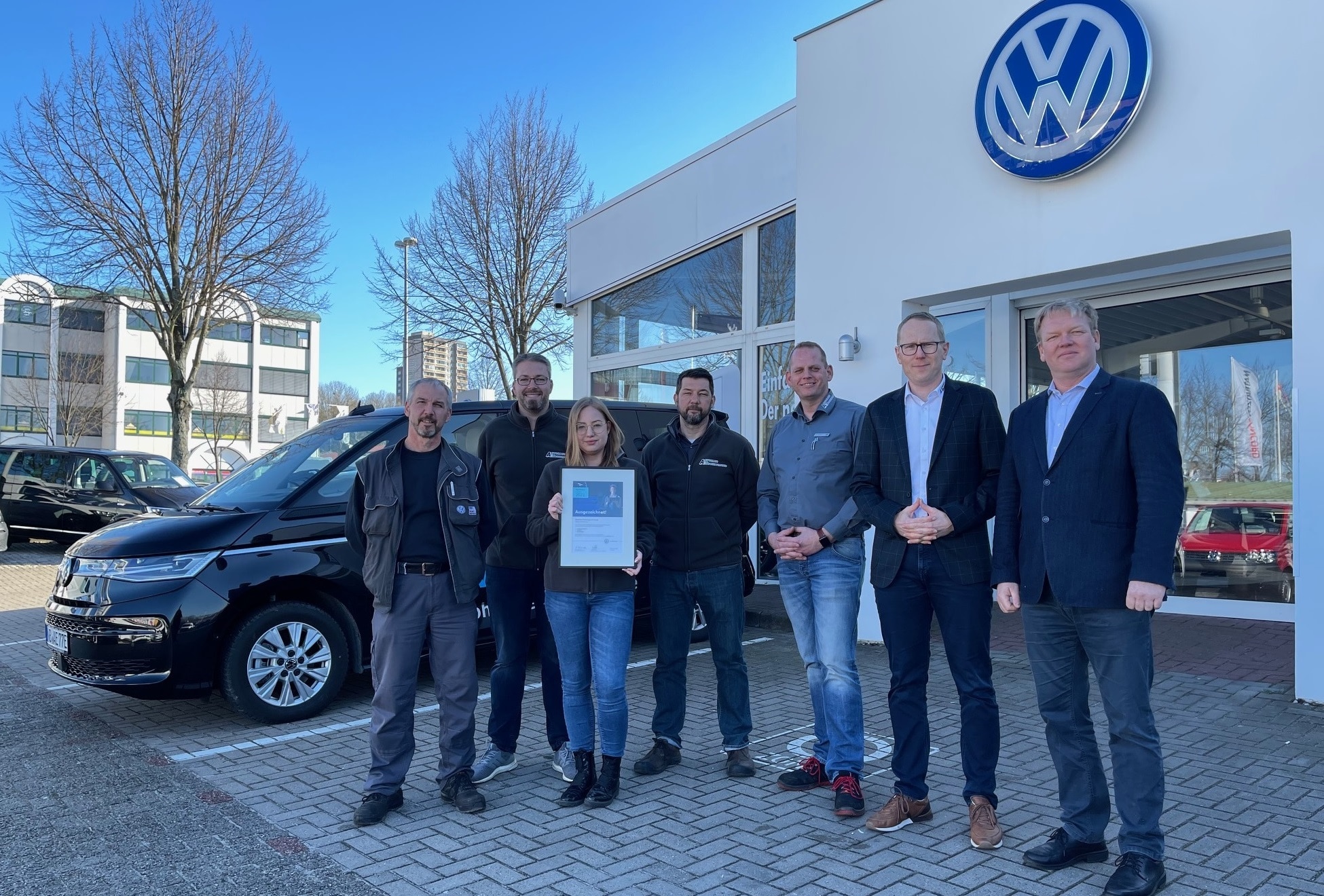 Stellvertretend für das gesamte Autohaus Eschengrund Verkaufsteam bedanken sich Verkäufer Sven Polzin (links) und Remo Schulze (rechts) für die zahlreichen exzellenten Käuferbewertungen bei AutoScout24.
