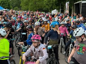Mini MSR Kinder auf dem Fahrrad - Mecklenburger Seen Runde 2025 im Kulturpark NB mehrere Personen