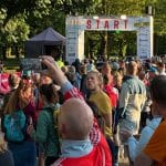 Mecklenburger Seen Runde 2025 im Kulturpark NB mehrere Personen am Start/Ziel Bogen