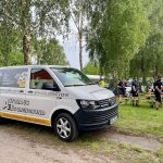 VW Transporter auf MSR Verpflegungsstation mit pausierenden Radlern im Hintergrund