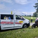 VW Transporter mit Personen des Orga-Teams seitlich