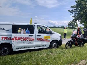 VW Transporter mit Personen des Orga-Teams seitlich